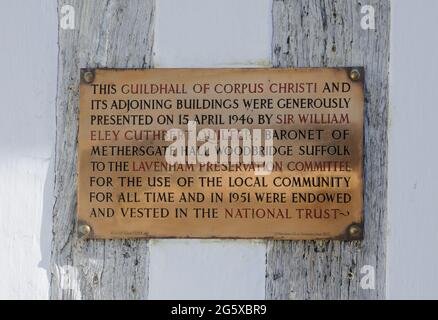 Tafel, auf der die Verlegung der Guildhall of Corpus Christi im Jahr 1951 an den National Trust in Lavenham, Suffolk, England, aufgezeichnet wurde Stockfoto