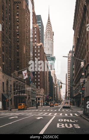 Eine Stadtstraße mit hohen Gebäuden, Lexington Avenue und Chrysler Building, Midtown Manhattan, New York, New York Stockfoto