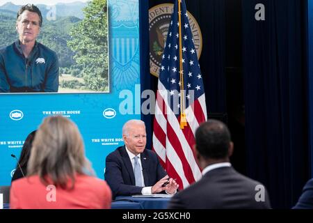 Der Präsident der Vereinigten Staaten, Joe Biden, spricht mit Gouverneur Gavin Newsom (Demokrat von Kalifornien) während einer Veranstaltung mit Gouverneuren und Kabinettsmitgliedern in Washington, DC, am Mittwoch, den 30. Juni 2021, über die Dürre, Hitze und Waldbrände in den westlichen Vereinigten Staaten. Quelle: Sarah Silbiger/Pool via CNP /MediaPunch Stockfoto