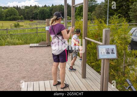 Blick auf die Frau, die Fotos von Kindern auf dem Spielplatz gemacht hat. Stockfoto