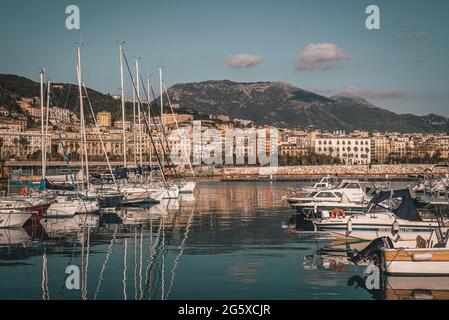 Boote im Hafen von Salerno, Kampanien, Italien Stockfoto