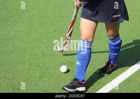 Russland. Vyborg 06.06.2021 Mädchen mit einem Stock und einem Ball steht auf dem Feld. Hockey auf dem Rasen Stockfoto