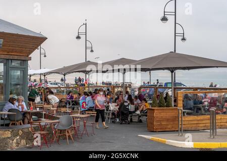 Tramore, Co. Waterford, Irland. 30. Juni 2021. Essen im Freien war heute in Tramore beliebt, da sowohl Touristen als auch Einheimische im Freien speisen. Es kommt, weil die irische Regierung die Rückkehr von Indoor-Dining verzögert hat. Quelle: AG News/Alamy Live News Stockfoto