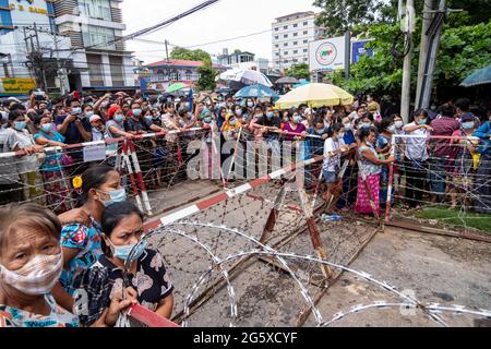 Yangon, Myanmar. 30. Juni 2021. Verwandte warten vor dem Insein-Gefängnis auf die Freilassung von Gefangenen, die seit dem Militärputsch im Februar verhaftet wurden. Das Militär von Myanmar nahm am 01. Februar 2021 die staatliche Counselor von Myanmar, Aung San Suu Kyi, fest und verhängte den Ausnahmezustand, während es ein Jahr lang die Macht im Land ergattete, nachdem es die Wahlen gegen die National League for Democracy (NLD) verloren hatte. Kredit: SOPA Images Limited/Alamy Live Nachrichten Stockfoto