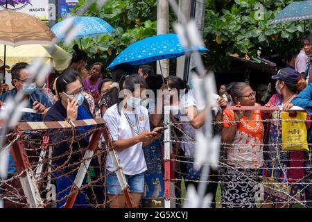 Yangon, Myanmar. 30. Juni 2021. Verwandte warten vor dem Insein-Gefängnis auf die Freilassung von Gefangenen, die seit dem Militärputsch im Februar verhaftet wurden. Das Militär von Myanmar nahm am 01. Februar 2021 die staatliche Counselor von Myanmar, Aung San Suu Kyi, fest und verhängte den Ausnahmezustand, während es ein Jahr lang die Macht im Land ergattete, nachdem es die Wahlen gegen die National League for Democracy (NLD) verloren hatte. Kredit: SOPA Images Limited/Alamy Live Nachrichten Stockfoto