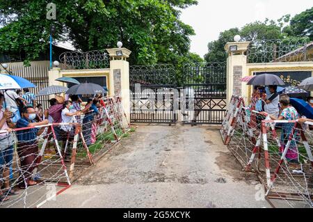 Yangon, Myanmar. 30. Juni 2021. Verwandte warten vor dem Insein-Gefängnis auf die Freilassung von Gefangenen, die seit dem Militärputsch im Februar verhaftet wurden. Das Militär von Myanmar nahm am 01. Februar 2021 die staatliche Counselor von Myanmar, Aung San Suu Kyi, fest und verhängte den Ausnahmezustand, während es ein Jahr lang die Macht im Land ergattete, nachdem es die Wahlen gegen die National League for Democracy (NLD) verloren hatte. Kredit: SOPA Images Limited/Alamy Live Nachrichten Stockfoto