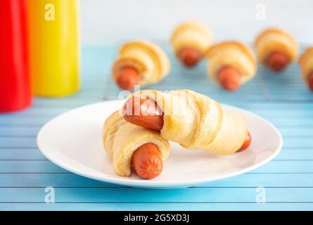 American Pigs in the Blank auf einem Blue Wood Table Stockfoto