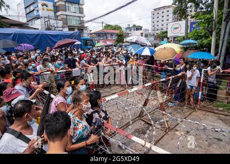 Yangon, Myanmar. 30. Juni 2021. Verwandte warten vor dem Insein-Gefängnis auf die Freilassung von Gefangenen, die seit dem Militärputsch im Februar verhaftet wurden. Das Militär von Myanmar nahm am 01. Februar 2021 die staatliche Counselor von Myanmar, Aung San Suu Kyi, fest und verhängte den Ausnahmezustand, während es ein Jahr lang die Macht im Land ergattete, nachdem es die Wahlen gegen die National League for Democracy (NLD) verloren hatte. (Foto: Santosh KRL/SOPA Images/Sipa USA) Quelle: SIPA USA/Alamy Live News Stockfoto