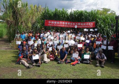 Peking, China. 30. Juni 2021. Die Bewohner stellen ihre Zertifikate für Schulungen zur Juncao- und Hochland-Reisanbautechnologie in der Provinz der östlichen Highlands von Papua-Neuguinea aus, 17. Dezember 2020. Quelle: Xinhua/Alamy Live News Stockfoto