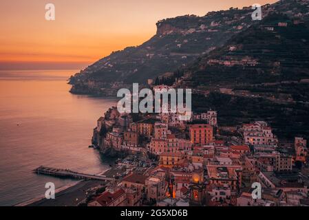 Sonnenuntergang über dem Dorf Minori, an der Amalfiküste in Kampanien, Italien Stockfoto