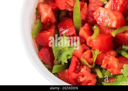 Eine Tasse mit einem Gemüsesalat aus Salat, Zwiebeln, Paprika und Tomaten. Blick von oben Stockfoto