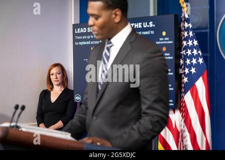 Washington, Usa. 30. Juni 2021. Der Pressesprecher des Weißen Hauses, Jen Psaki, hört zu, als der Administrator der Umweltschutzbehörde, Michael Regan, am Mittwoch, den 30. Juni 2021, vor Reportern im Weißen Haus in Washington, DC, spricht. Foto von Sarah Silbiger/Pool/Sipa USA Credit: SIPA USA/Alamy Live News Stockfoto
