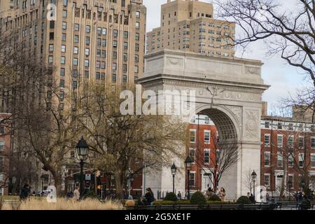 New York, USA, 28. Januar 2020: Der Washington Square Arch ist ein Triumphbogen aus Marmor im Washington Square Park, im Stadtteil Greenwich Village Stockfoto