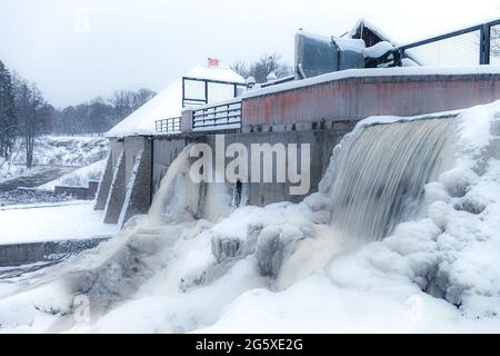 Gefrorener Keila-Joa Wasserfall im Winter. Harjumaa, Estland Stockfoto