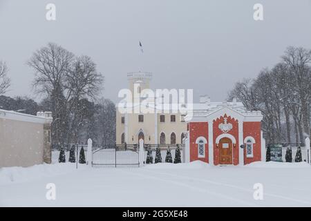 Schloss Keila-Joa (Schloss Fall), neogotisches Gebäude aus dem 19. Jahrhundert, das auf einem Hügel unter blauem Himmel steht. Winterlandschaft. Estland. Stockfoto