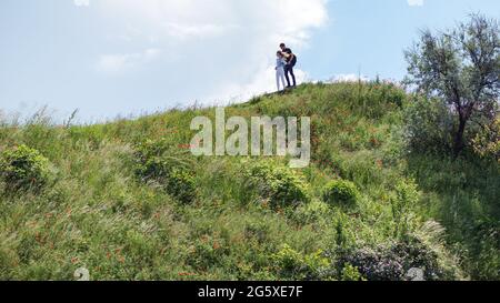 Kiew, Ukraine - 10. Juni 2021: Fragment einer alpinen Rutsche mit wildem roten Mohnblumen im botanischen Garten. Stockfoto