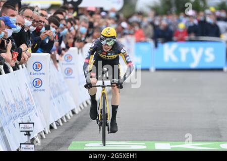 Laval, Frankreich. 30. Juni 2021: Tour de France 2021, Etappe 5, Einzelzeitfahren vom Wechsel nach Laval. Jonas Vingegaard für Jumbo Visma. Überquerung der Ziellinie. Kredit: Peter Goding/Alamy Live Nachrichten Stockfoto