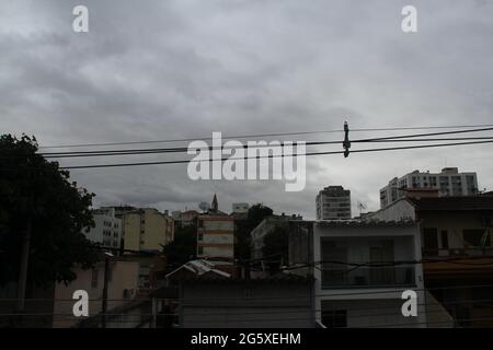 Rio de Janeiro, Brasilien. 30. Juni 2021. (INT) Bewölktes Wetter in Rio de Janeiro. 30. Juni 2021, Rio de Janeiro, Brasilien: Ein plötzlicher Wetterwechsel im Gebiet Cachambi in Rio de Janeiro von heiß zu kalt mit einem bewölkten, regnerischen Himmel. Die Wetterprognose zeigt 19Ã‚Â im Vergleich zu den 2 bis 3 Tagen zwischen 25Ã‚Â und 28Ã‚Â C. Quelle: Niyi Fote/Thenews2 Quelle: Niyi Fote/TheNEWS2/ZUMA Wire/Alamy Live News Stockfoto