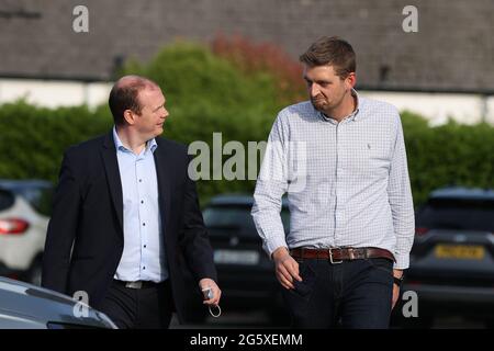 DUP MLA Gordon Lyons (links) und Cllr Philip Brett kommen im La Mon Hotel, Belfast, an, als der regierende Exekutive der Demokratischen Unionistischen Partei (DUP) zusammenkommt, um Sir Jeffrey Donaldson als neuen Parteiführer zu ratifizieren. Bilddatum: Mittwoch, 30. Juni 2021. Stockfoto