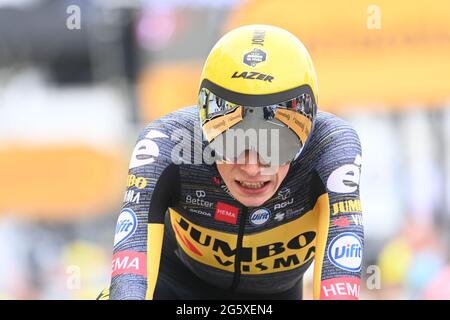 Laval, Frankreich. 30. Juni 2021: Tour de France 2021, Etappe 5, Einzelzeitfahren vom Wechsel nach Laval. Jonas Vingegaard für Jumbo Visma. Überquerung der Ziellinie. Kredit: Peter Goding/Alamy Live Nachrichten Stockfoto