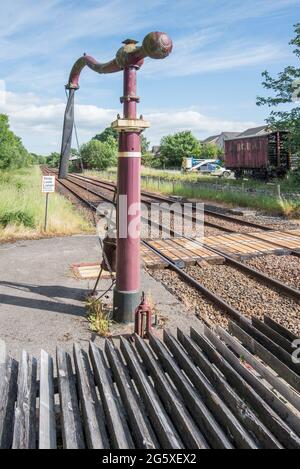 Wasserkran neben dem Tankturm am Bahnhof Appleby. Stockfoto