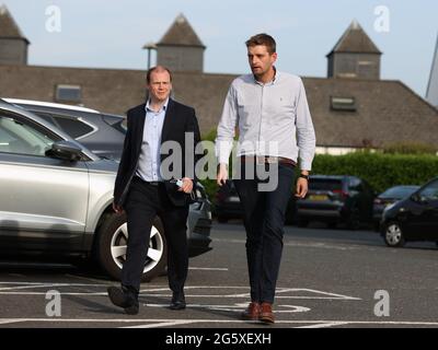 DUP MLA Gordon Lyons (links) und Cllr Philip Brett kommen im La Mon Hotel, Belfast, an, als der regierende Exekutive der Demokratischen Unionistischen Partei (DUP) zusammenkommt, um Sir Jeffrey Donaldson als neuen Parteiführer zu ratifizieren. Bilddatum: Mittwoch, 30. Juni 2021. Stockfoto