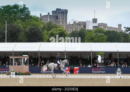 Windsor Castle, Windsor, Burkshire. 30. Juni 2021. Oliver Townsend fährt mit der Ballaghmor-Klasse im olympischen Wettkampftraining während der Royal Windsor Horse Show, die auf dem Gelände von Windsor Castle stattfindet.Quelle:Peter Nixon/Alamy Live News Stockfoto