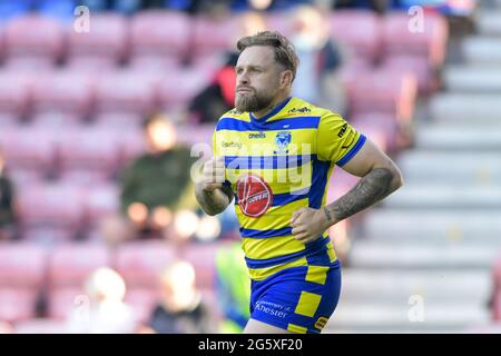 Wigan, Großbritannien. 30. Juni 2021. Blake Austin (6) von Warrington Wolves am 6/30/2021 in Wigan, Großbritannien, im Einsatz. (Foto von Simon Whitehead/ SW Foto/News Images/Sipa USA) Quelle: SIPA USA/Alamy Live News Stockfoto