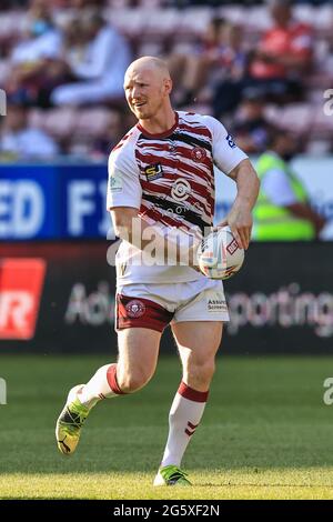 Liam Farrell (12) von Wigan Warriors beim Aufwärmen vor dem Spiel Stockfoto