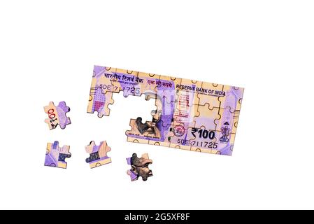 Einhundert indische Währungs-Puzzle mit vier Teilen bewegt auf isoliertem weißen Hintergrund Stockfoto