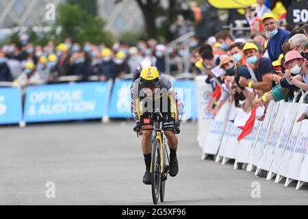 Laval, Frankreich. 30. Juni 2021: Tour de France 2021, Etappe 5, Einzelzeitfahren vom Wechsel nach Laval. Primoz Roglic Team Jumbo Visma im Ziel. Kredit: Peter Goding/Alamy Live Nachrichten Stockfoto