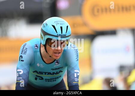 Laval, Frankreich. 30. Juni 2021: Tour de France 2021, Etappe 5, Einzelzeitfahren vom Wechsel nach Laval. Jakob Fuglsang Team Astana im Ziel. Kredit: Peter Goding/Alamy Live Nachrichten Stockfoto