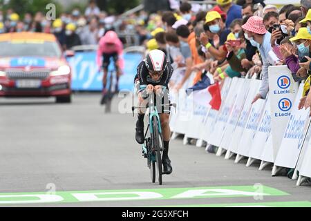 Laval, Frankreich. 30. Juni 2021: Tour de France 2021, Etappe 5, Einzelzeitfahren vom Wechsel nach Laval. Jhoan Esteban Chaves Bike Exchange Credit: Peter Goding/Alamy Live News Stockfoto