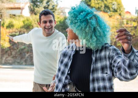 Pärchen, die sich auf der Straße amüsieren und laut lachen Stockfoto