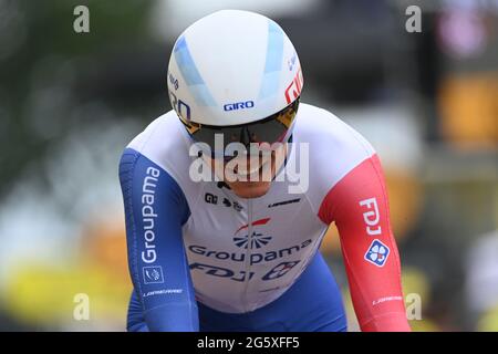 Laval, Frankreich. 30. Juni 2021: Tour de France 2021, Etappe 5, Einzelzeitfahren vom Wechsel nach Laval. David Gaudu für das Team FDJ Groupama überquert die Ziellinie. Kredit: Peter Goding/Alamy Live Nachrichten Stockfoto