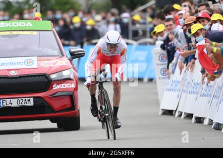 Laval, Frankreich. 30. Juni 2021: Tour de France 2021, Etappe 5, Einzelzeitfahren vom Wechsel nach Laval. Pierre Latour für Team Gesamtenergien im Ziel Kredit: Peter Goding/Alamy Live News Stockfoto