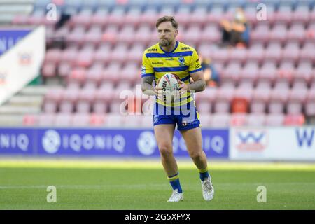 Wigan, Großbritannien. 30. Juni 2021. Blake Austin (6) von Warrington Wolves mit dem Ball in Wigan, Vereinigtes Königreich am 6/30/2021. (Foto von Simon Whitehead/ SW Foto/News Images/Sipa USA) Quelle: SIPA USA/Alamy Live News Stockfoto