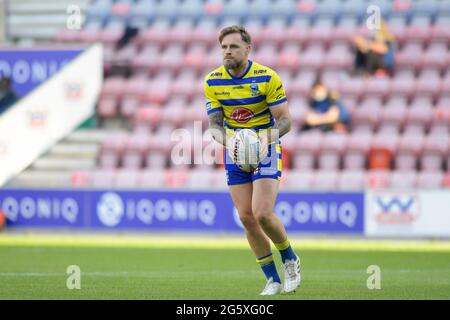 Wigan, Großbritannien. 30. Juni 2021. Blake Austin (6) von Warrington Wolves am 6/30/2021 in Wigan, Großbritannien, im Einsatz. (Foto von Simon Whitehead/ SW Foto/News Images/Sipa USA) Quelle: SIPA USA/Alamy Live News Stockfoto