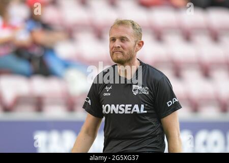 Wigan, Großbritannien. 30. Juni 2021. Schiedsrichter Robert Hicks im Einsatz in Wigan, Vereinigtes Königreich am 6/30/2021. (Foto von Simon Whitehead/ SW Foto/News Images/Sipa USA) Quelle: SIPA USA/Alamy Live News Stockfoto