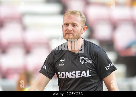 Wigan, Großbritannien. 30. Juni 2021. Schiedsrichter Robert Hicks im Einsatz in Wigan, Vereinigtes Königreich am 6/30/2021. (Foto von Simon Whitehead/ SW Foto/News Images/Sipa USA) Quelle: SIPA USA/Alamy Live News Stockfoto