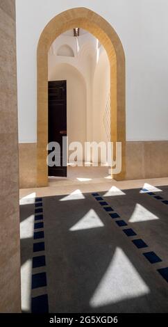 Schatten von Oberlichtern und Eingangstür, Al Abu Stait Moschee, Basuna Dorf, Sohag, Ägypten Stockfoto