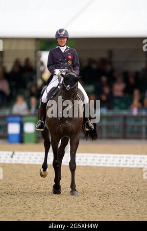 Laura Tomlinson reitet auf der Royal Windsor Horse Show in Windsor auf der DSP Rose of Bavaria bei einem Warm-up-Event für das britische Olympia-Team. Bilddatum: Mittwoch, 30. Juni 2021. Stockfoto