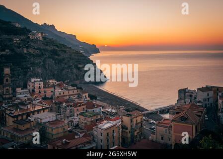 Ein Blick auf den Sonnenaufgang über dem Dorf Minori und den umliegenden Bergen, an der Amalfiküste, in Kampanien, Italien Stockfoto