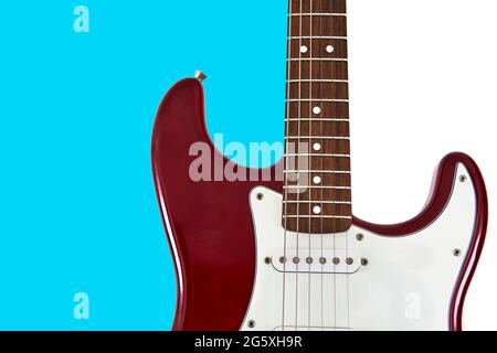 Rote E-Gitarre mit den argentinischen Farben Flagge hellblau und weiß auf dem Hintergrund, horizontal, Kopierraum Stockfoto
