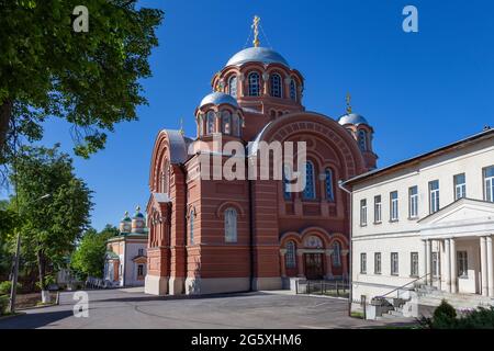 Pokrowski Khotkow-Kloster in Khotkowo am Fluss Paschje. Stockfoto