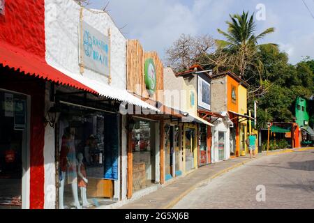 Tibau do Sul, Rio Grande do Norte / Brasilien - 19. Januar 2021: Reihe von Geschäften in der Ortschaft Pipa, in Natal, Rio Grande do Norte. Stockfoto