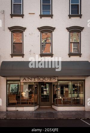 Antiquitäten-Schild, in Port Jervis, New York Stockfoto