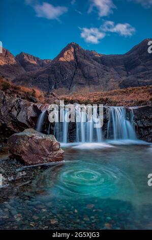 Die Fairy Pools. Am Fuße der Black Cuillins in der Nähe von Glenspröde befinden sich die Fairy Pools, wunderschön kristallklare blaue Pools am River Spröde. Stockfoto