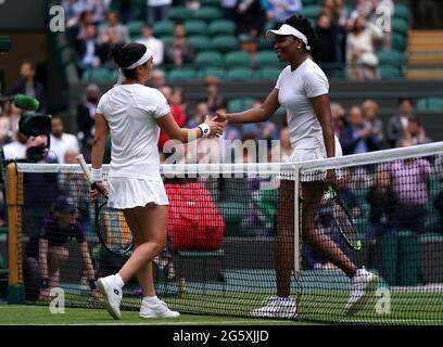 Ons Jabeur begrüßt Venus Williams auf Platz 1 nach ihrem Sieg am dritten Tag von Wimbledon im All England Lawn Tennis and Croquet Club in Wimbledon. Bilddatum: Mittwoch, 30. Juni 2021. Stockfoto