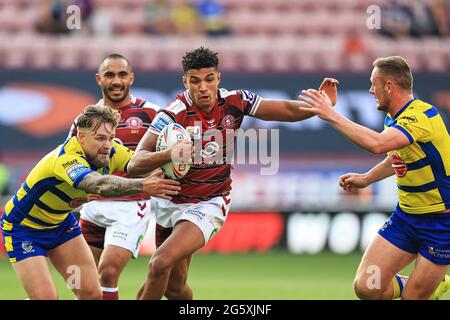 Kai Pearce-Paul (27) von Wigan Warriors versucht, Blake Austin (6) und Ben Currie (11) von Warrington Wolves abzuhalten Stockfoto